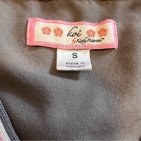 Koi Grey and Pink Scrub Top. Style 113HRT Size Small. Great Condition!! - Picture 6 of 10